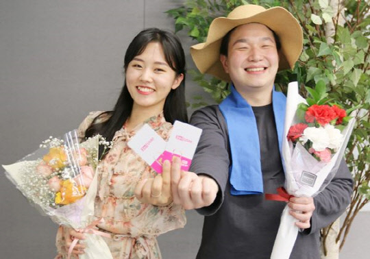 LG헬로비전 모델이 5월 한달 간 다이렉트몰서 인기 유심 7종 가입 시, 대구 화훼농가 카네이션·장미를 원하는 배송지로 배달하는 캠페인을 홍보하고 있다.  LG헬로비전 제공